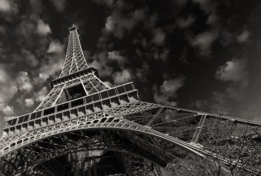 Eyfel Kulesi ve paris gökyüzü güzel renkler