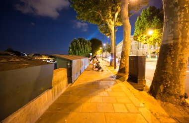 Paris kapalı tezgahları ile