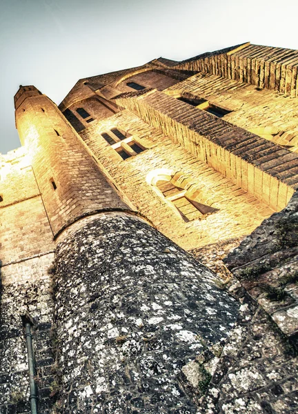 Die abtei mont saint michel bei dämmerung in der normandie, franz — Stockfoto