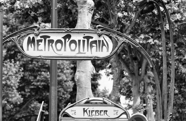 Paryski znak Metropolitan Metro. — Zdjęcie stockowe