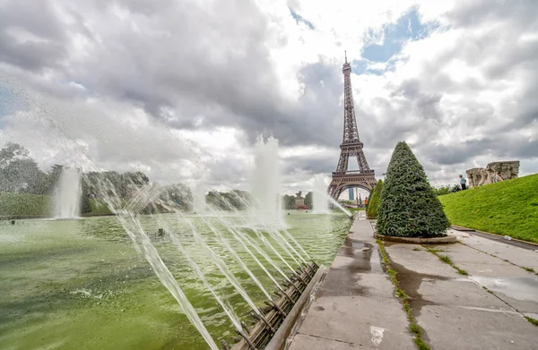 Torre Eiffel vista dai giardini del Trocadero con fontane — Foto Stock