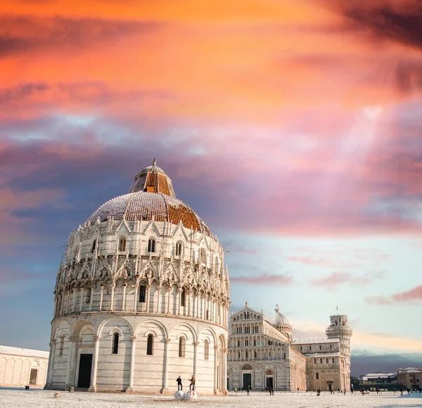 Solnedgång himlen över Pisas baptisterium - miracles square i vinter — Stockfoto