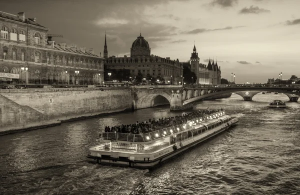 Bateau Mouche cruising — Stock Photo, Image