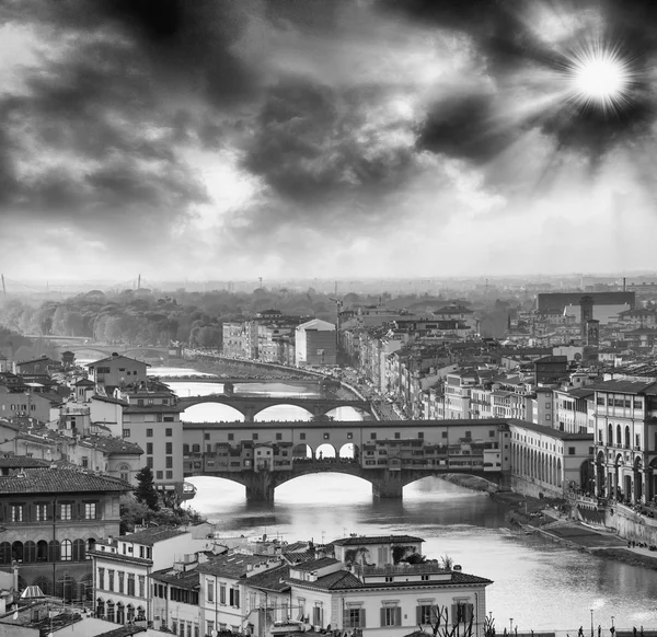 Ponte vecchio en florence gebouwen, Italië — Stockfoto