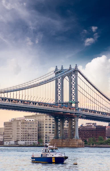 Barca sotto Manhattan Bridge — Foto Stock