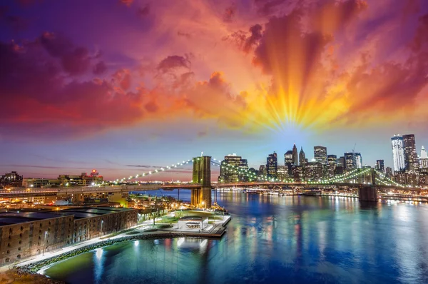 Wonderful sunset colors over New York Cityscape — Stock Photo, Image