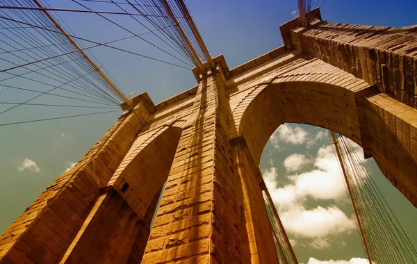 Brooklyn Brug center pyloon — Stockfoto