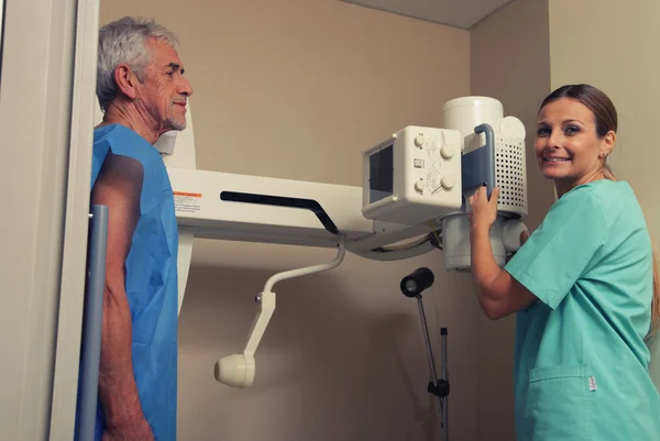 Sorridente médico feminino — Fotografia de Stock