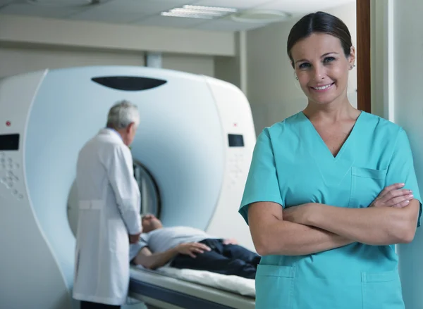 Feliz jovem médico feminino — Fotografia de Stock