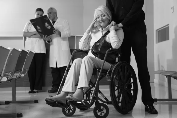 Femme âgée en fauteuil roulant — Photo