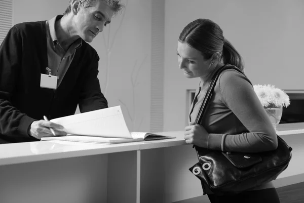 Gelukkig vrouwelijke patiënt bij receptie — Stockfoto