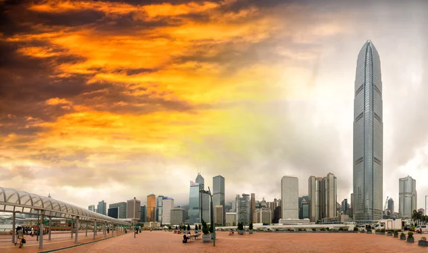 Sunset over Hong Kong. City skyline from the pier — Stock Photo, Image
