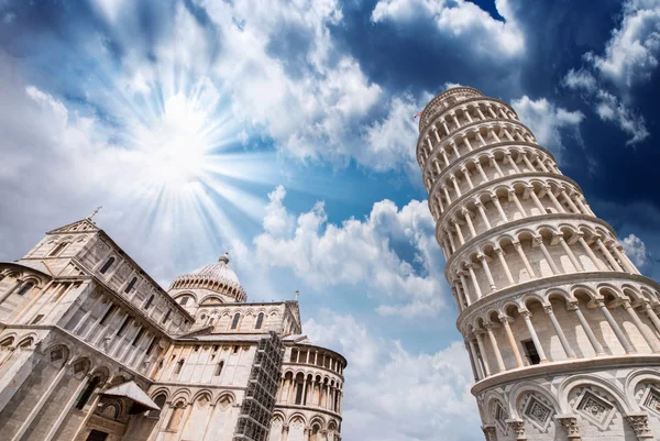 Pisa, Toskánsko. nádherný širokoúhlý pohled na náměstí zázraků — Stock fotografie