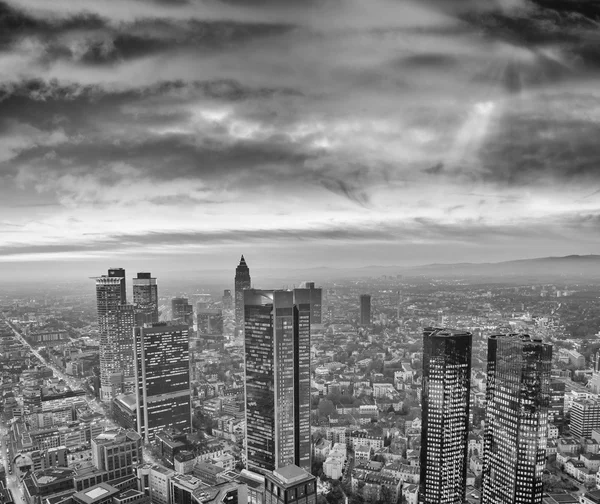 Frankfurt, Alemanha. Lindos skyline da cidade ao anoitecer — Fotografia de Stock