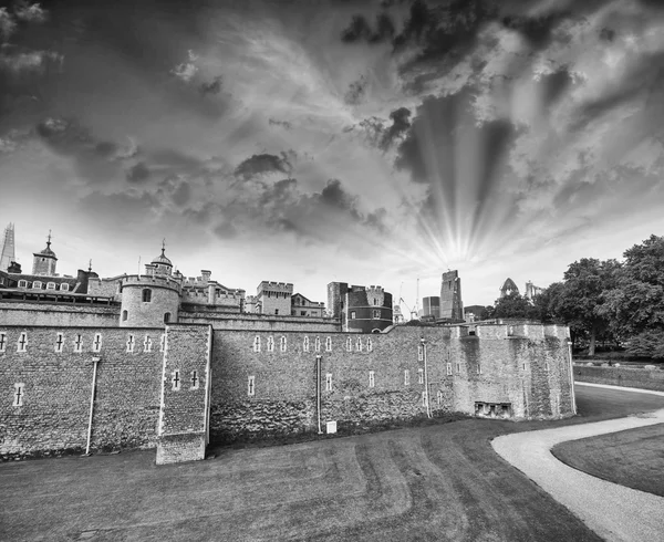 Napnyugtakor ég, mint a Tower of London híres királyi vár és a középkori — Stock Fotó