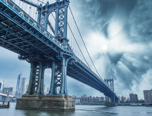 Manhattan Bridge e skyline della città - NYC — Foto Stock