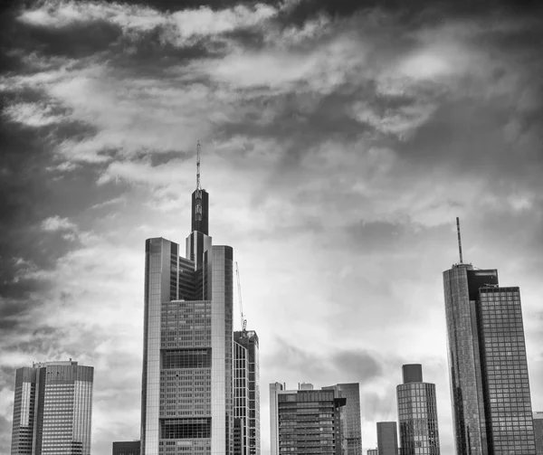 Frankfurt skyline under en vacker himmel — Stockfoto