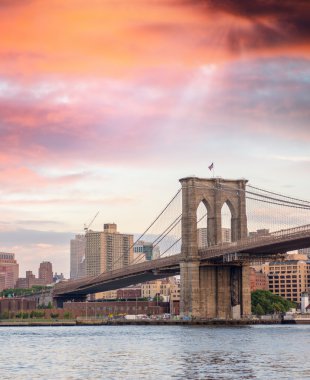 New York. Brooklyn alacakaranlıkta, yan görünümden Brooklyn köprüsünde