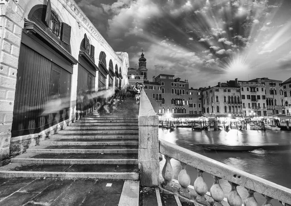 威尼斯。里亚托桥和京杭大运河的黄昏 — 图库照片