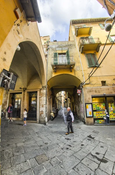 Pisa, Italien. Smalle gade i byens centrum - Stock-foto