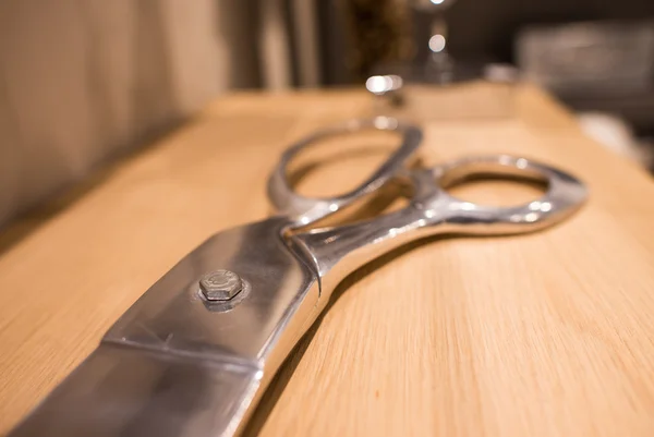 Tijeras aisladas en una mesa de madera — Foto de Stock