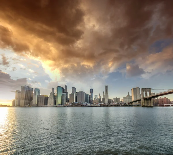 Maravilhosa vista do pôr-do-sol da Ponte Brooklyn e Manhattan — Fotografia de Stock