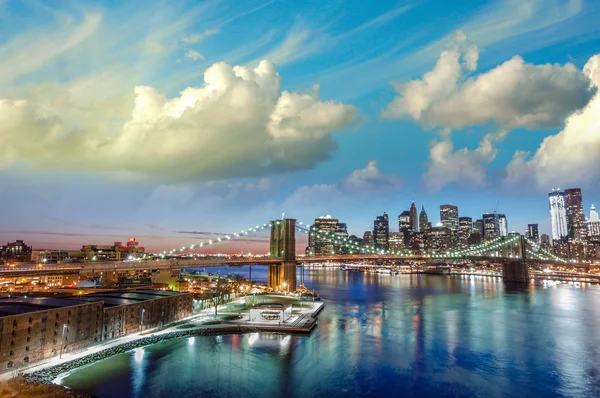 New york stadslandschap en brooklyn brug — Stockfoto