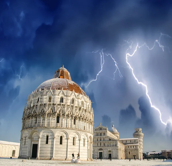 Tempête sur la place Miracles, Pise — Photo