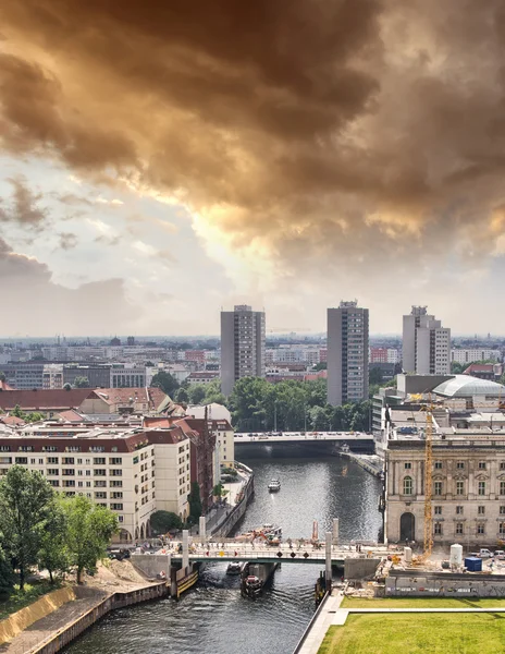 Berlín a řádění řeka — Stock fotografie