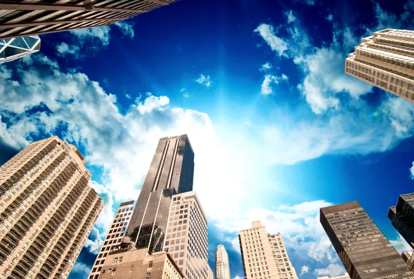 Nádherné nahoru pohled manhattan skycrapers — Stock fotografie