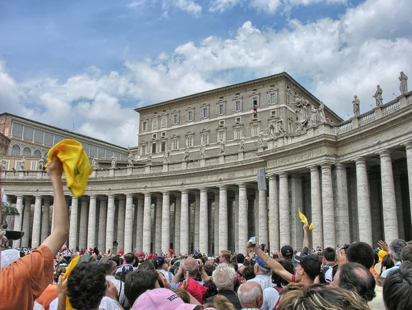 Touristen auf dem Petersplatz — Stockfoto