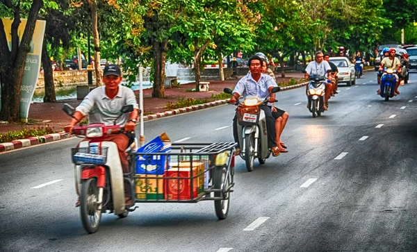 Turistas y locales a lo largo de la ciudad — Foto de Stock