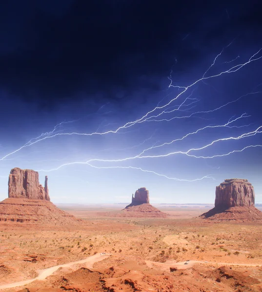 Monument valley kayaların üzerinde fırtına — Stok fotoğraf