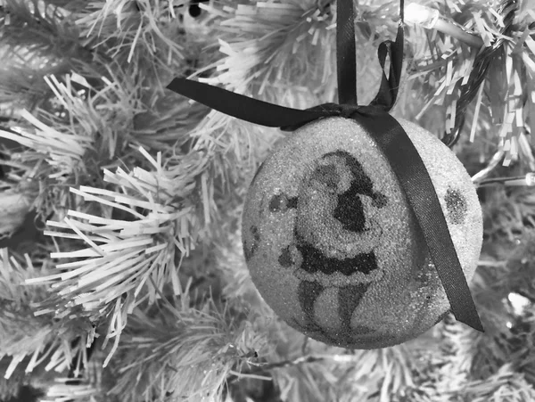 Bola blanca de Navidad con Santa — Foto de Stock