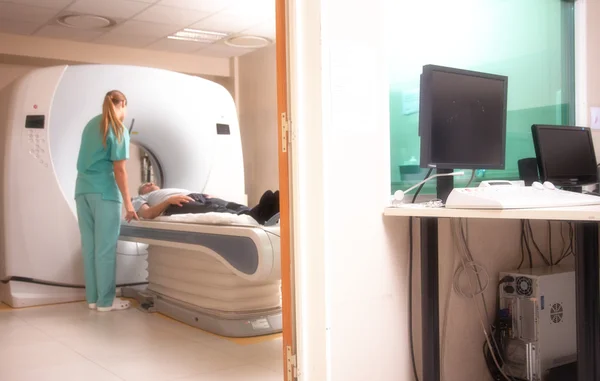 Hospital room with computer and monitors. Female doctor and male — Stock Photo, Image