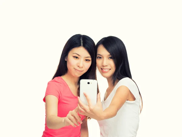 Dvě krásné asijské dívky s úsměvem, že selfie s mobilní ph — Stock fotografie