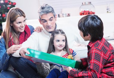 Aile sahne. Anne ile çocuk önünde açılış sunar