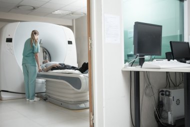 hastane odasında bilgisayar ve monitör ile. kadın doktor ve erkek