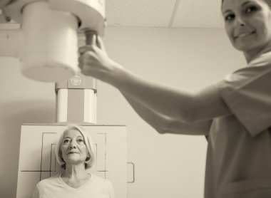 üst düzey kadın ile genç bir kadın doktor ultrason tarama çalışmaları