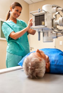 gülümseyen ve güzel kadın doktor tarama erkek pat güven verici