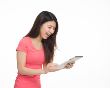 Genç Asyalı kız mutlu sosyal ağ Haberler onun tablet okuma