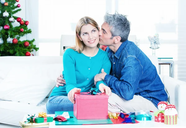 Lyckliga par nära en julgran som planerar sina drömmar — Stockfoto