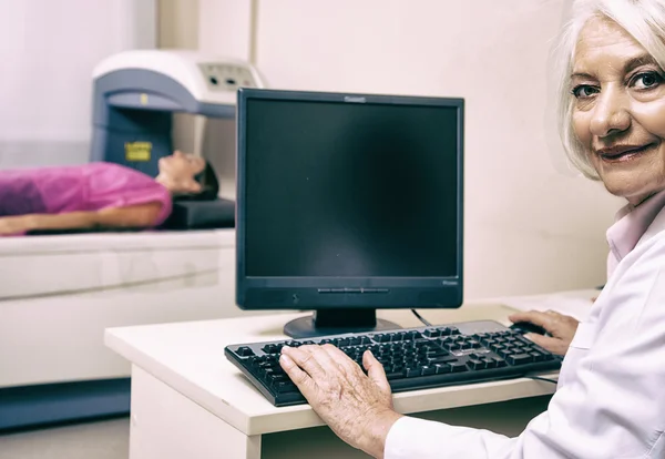 Senior vrouwelijke arts vrouw patiënt op bot densitometer scannen — Stockfoto