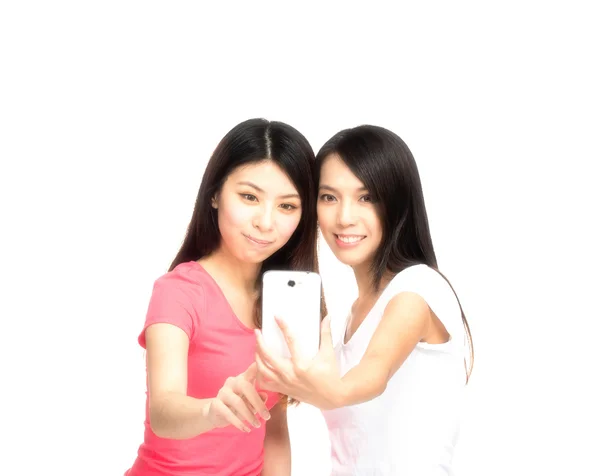 两个美丽的亚洲女孩微笑使拍照手机的 ph 值 — 图库照片
