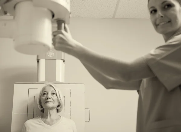 Mulher idosa submetida à ultrassonografia por jovem médica — Fotografia de Stock