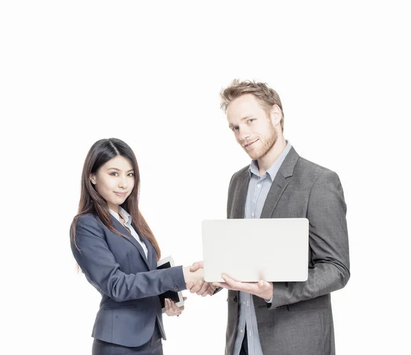 Inter raciale business-overeenkomst. man en vrouw handen schudden. is — Stockfoto
