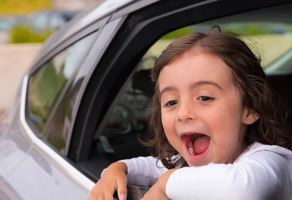 Gelukkig baby genieten van de nieuwe familie auto — Stockfoto