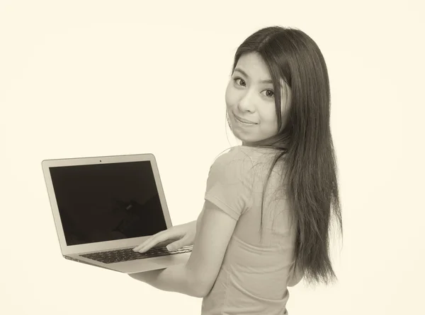 年轻的美丽亚洲女孩微笑着用她的笔记本电脑。上孤立 — 图库照片