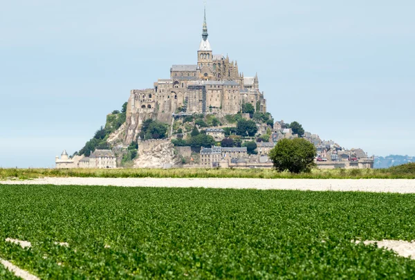 Mont Saint Michel s okolní krajinou, Francie — Stock fotografie
