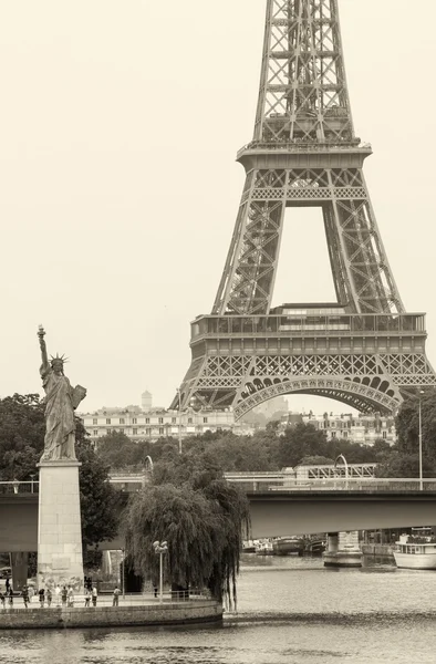 Estatua de la Libertad y Torre Eiffel —  Fotos de Stock